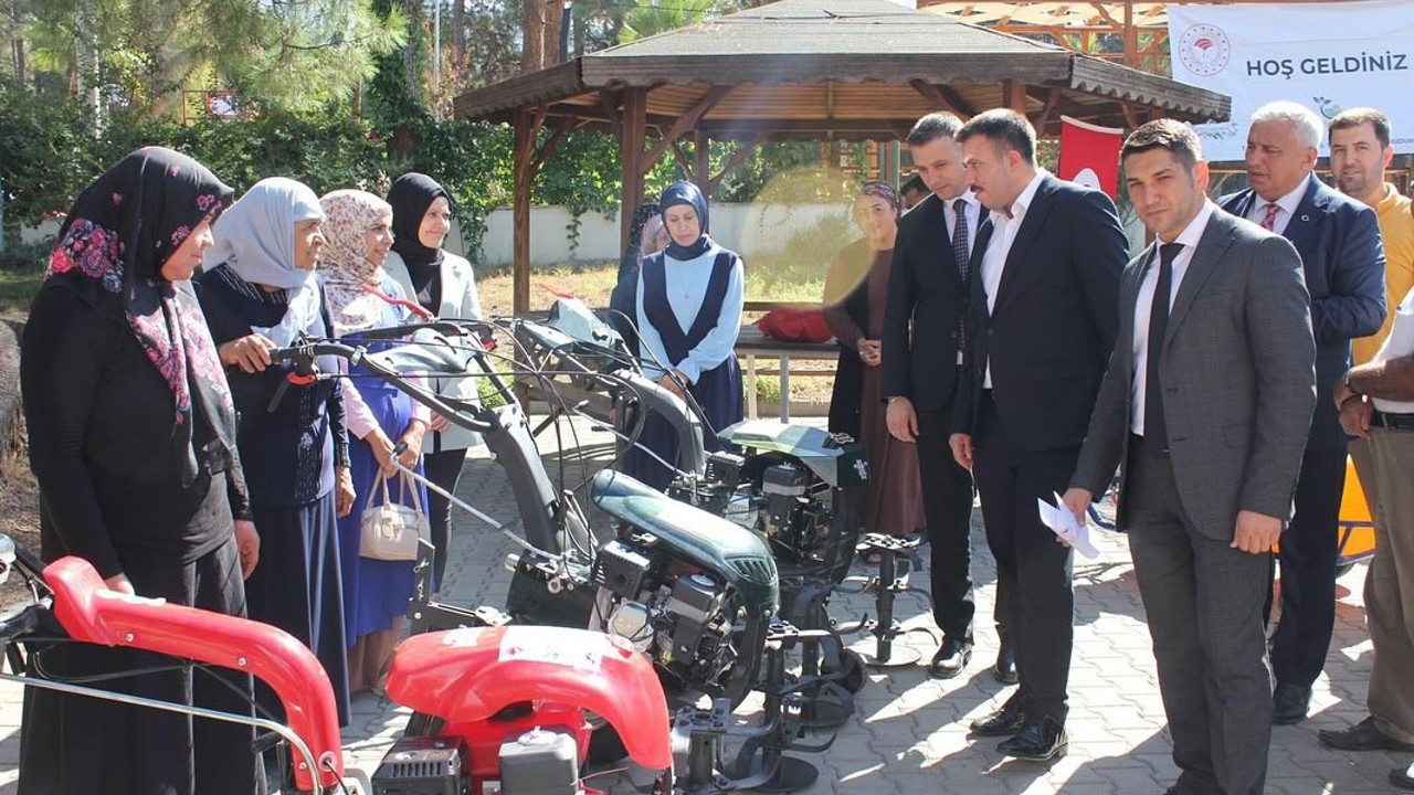 Osmaniye’de ‘Kırsal Dezavantajlı Alanlar Projesi’ kapsamında makine dağıtıldı
