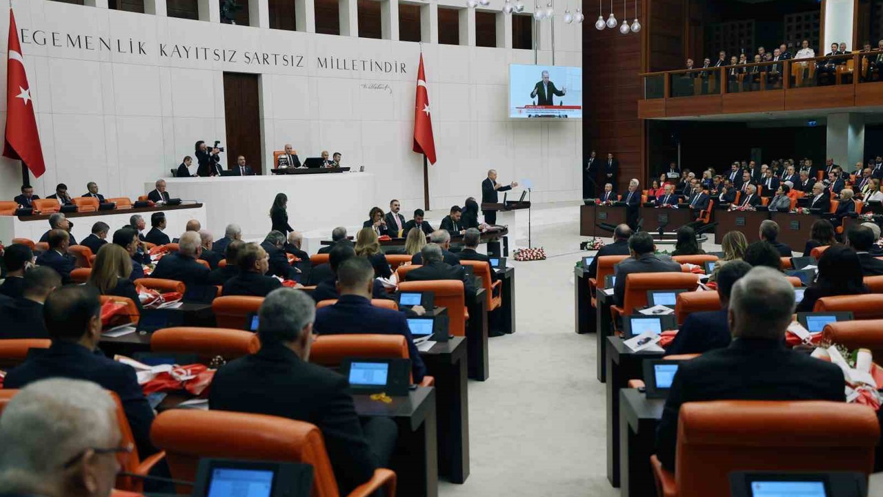Cumhurbaşkanı Erdoğan: "Türkiye Cumhuriyeti Devleti, hiçbir dünyevi güç karşısında diz çökmez, boyun eğmez, taviz vermez ve egemenliğini asla pazarlık konusu yapmaz. Bu meyanda bazı muhalefet partilerinin tahrikleriyle zihin