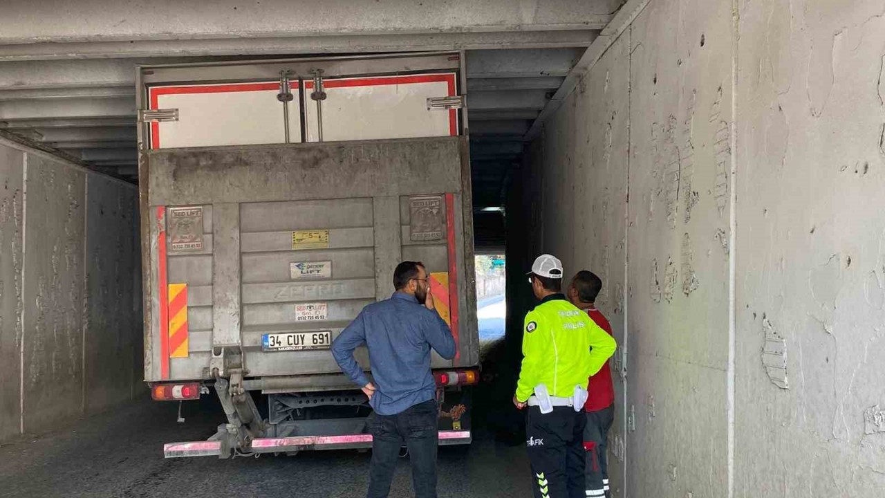 Alt geçitte sıkışan kamyonun yardımına ekipler yetişti
