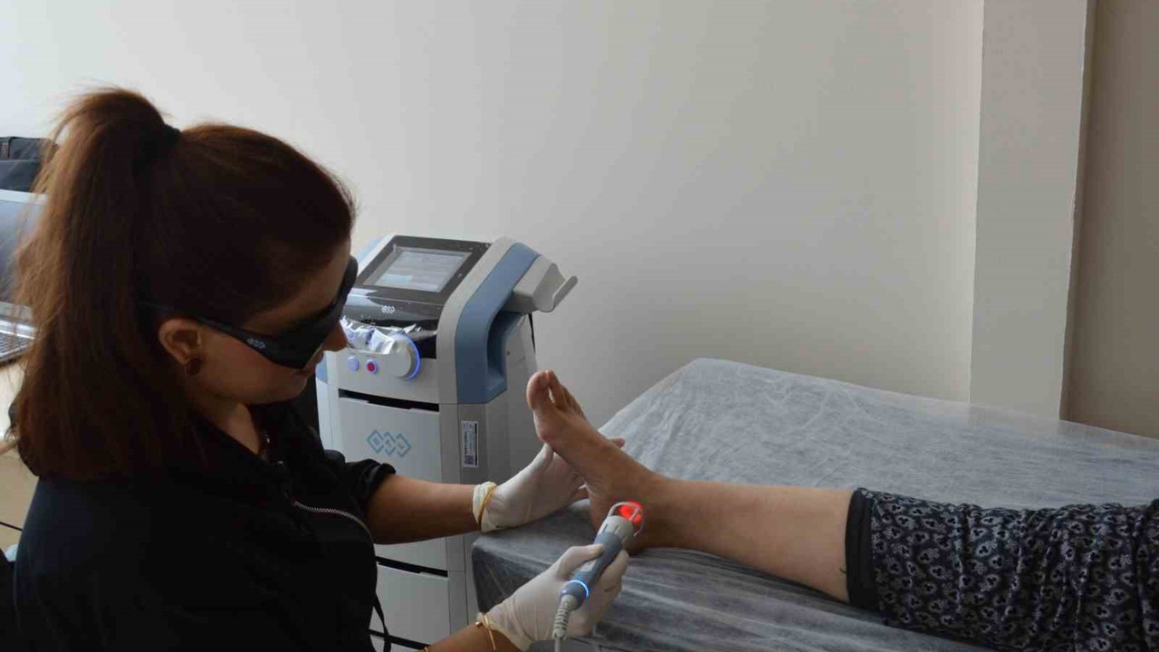 Uşak Eğitim ve Araştırma Hastanesinde lazer cihazıyla inatçı ağrılara ameliyatsız çözüm
