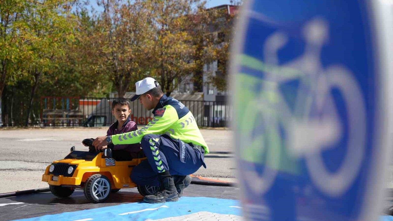 Bayburt’ta öğrencilere uygulamalı trafik dersi: Jandarma ile kuralları eğlenerek öğrendiler
