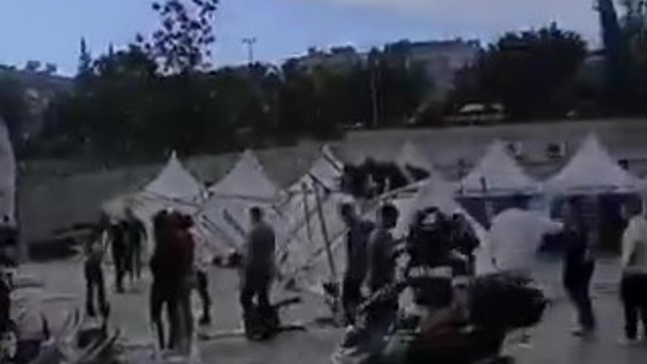 Kuvvetli rüzgar ’Kariyer Fuarı’ çadırlarını uçurdu
