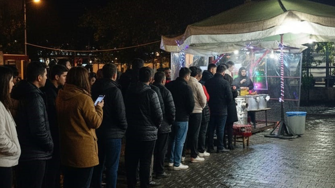 Glikoz şurubu kullanmadan halka tatlısı yapıyor, kuyruk caddelere taşıyor
