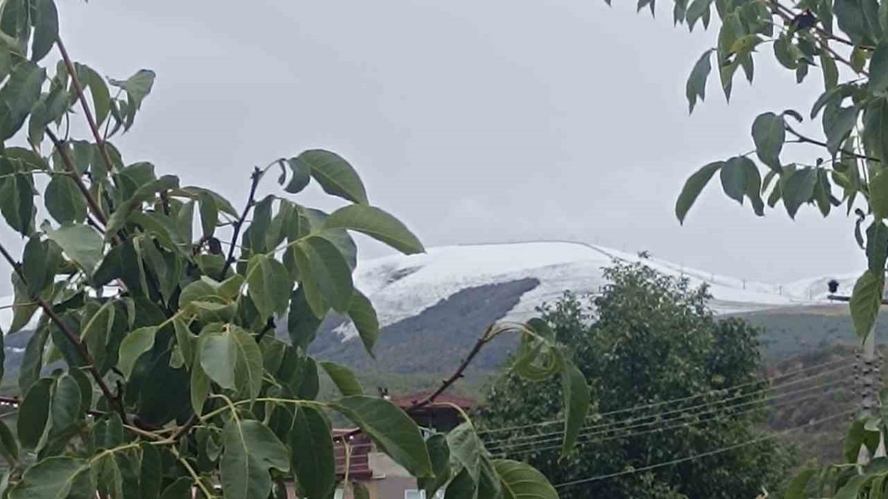 Ladik Akdağ’a mevsimin ilk karı düştü
