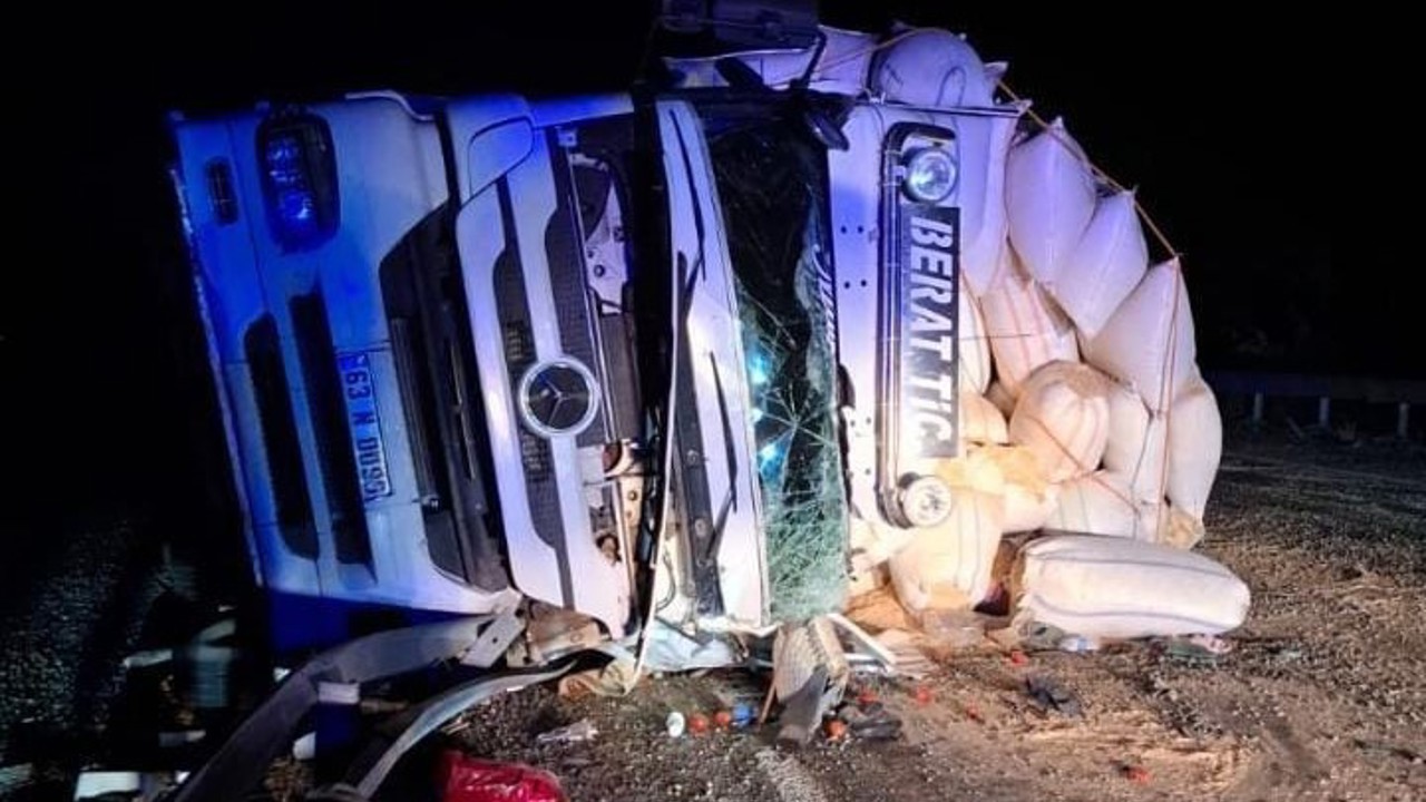 Elazığ’da kamyon devrildi: 1 yaralı
