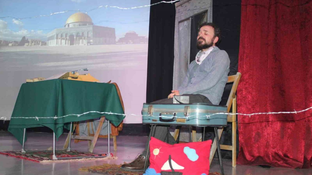 Çınarcık’ta "Bir Filistin Hikayesi" adlı oyun sahnelendi
