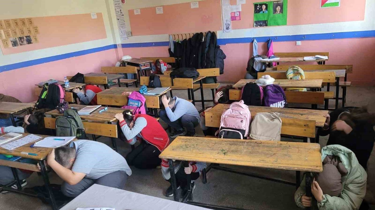 Bolvadin’de okullarda deprem ve tahliye tatbikatı
