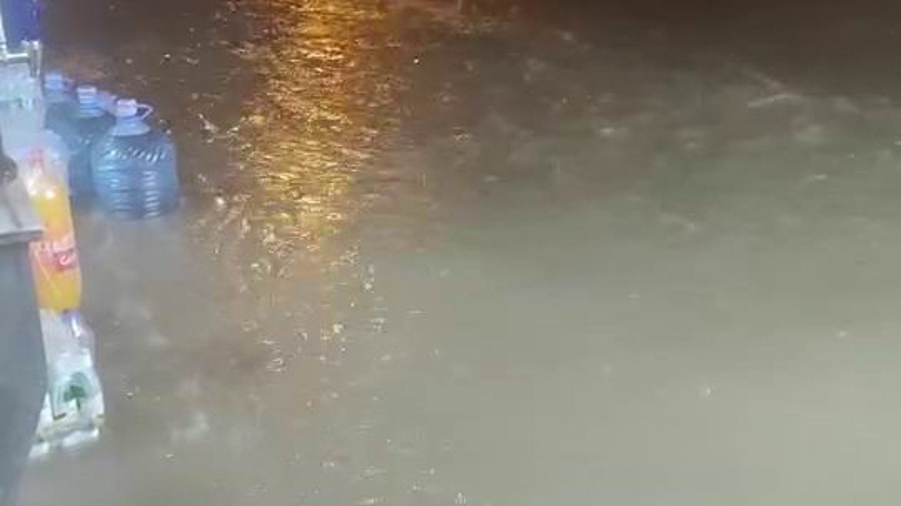 Diyarbakır’da sağanak nedeni ile bazı iş yerlerini su bastı
