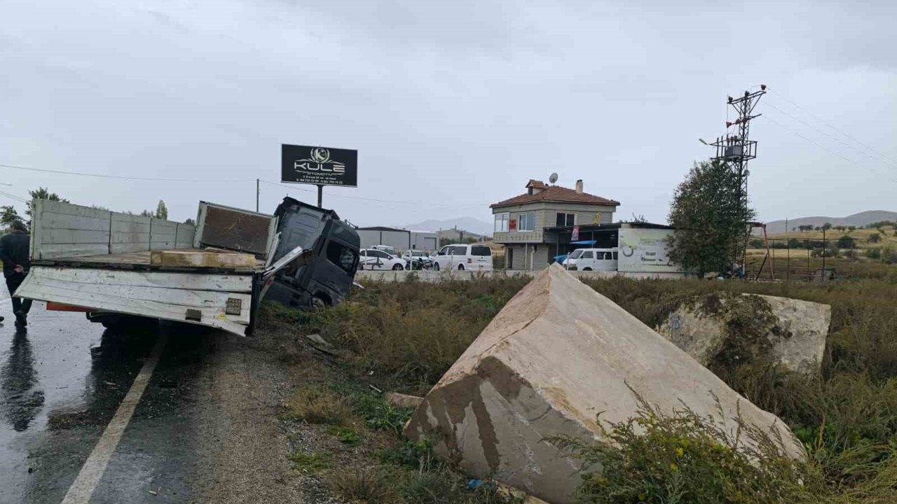 Mermer yüklü tırın metrelerce kaydığı anlar güvenlik kamerasında
