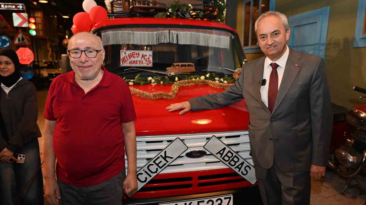 Çiçek Abbas, yıllar sonra minibüsüyle buluştu
