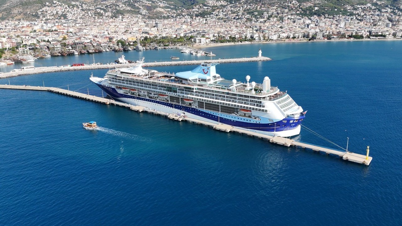 Lüks kruvaziyer bin 739 yolcu, 742 mürettebatıyla Alanya’ya demirledi
