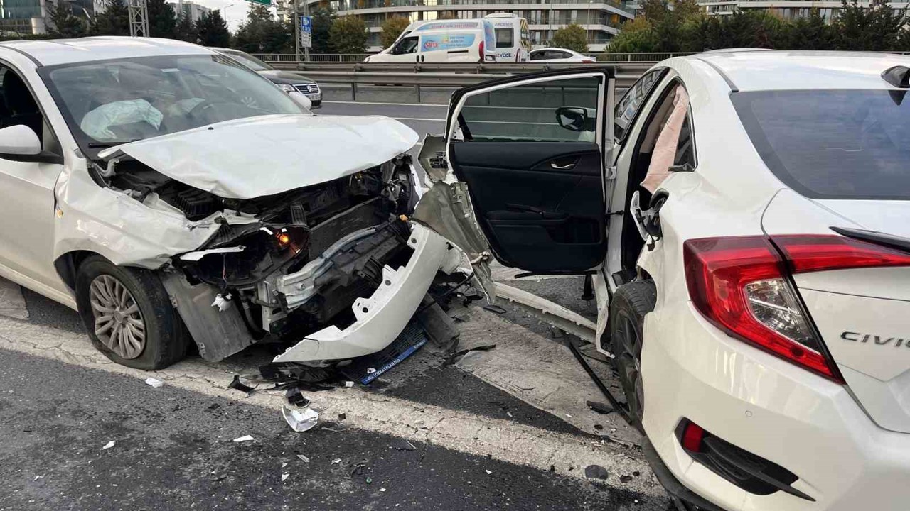 Bağcılar TEM Otoyolu’nda kaza: 4 yaralı
