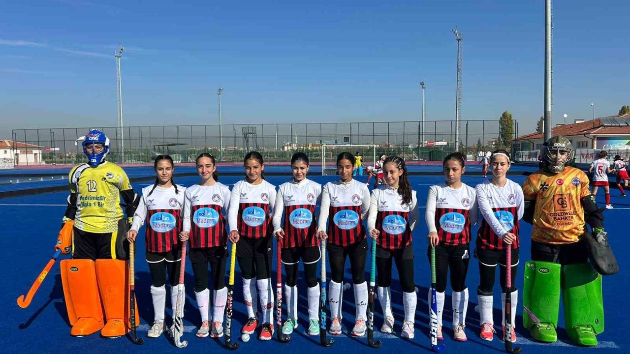 Ege Yıldızları Kadın Hokey Takımı Muğla’ya üçüncülükle döndü
