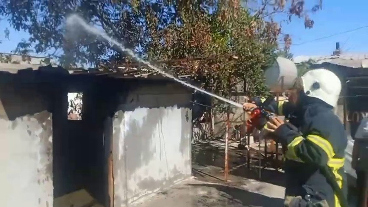 Evin damında çıkan yangına yoldan geçen tanker müdahale etti
