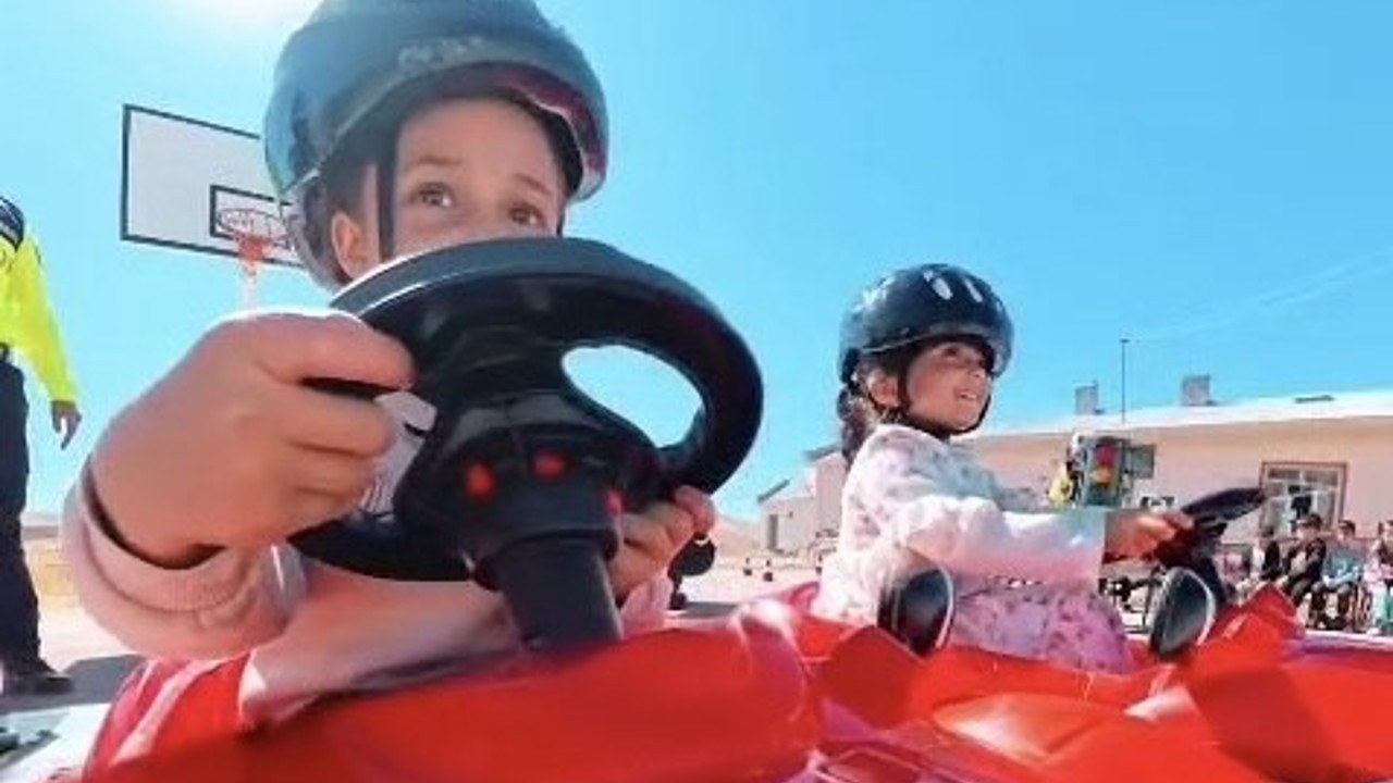 Van’da jandarma ekiplerinden öğrencilere uygulamalı trafik eğitimi
