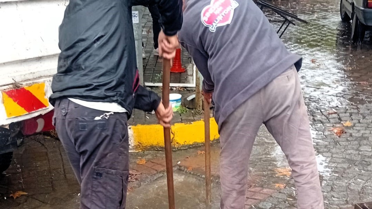 Sındırgı’da sağanak çiftçilerin yüzünü güldürdü
