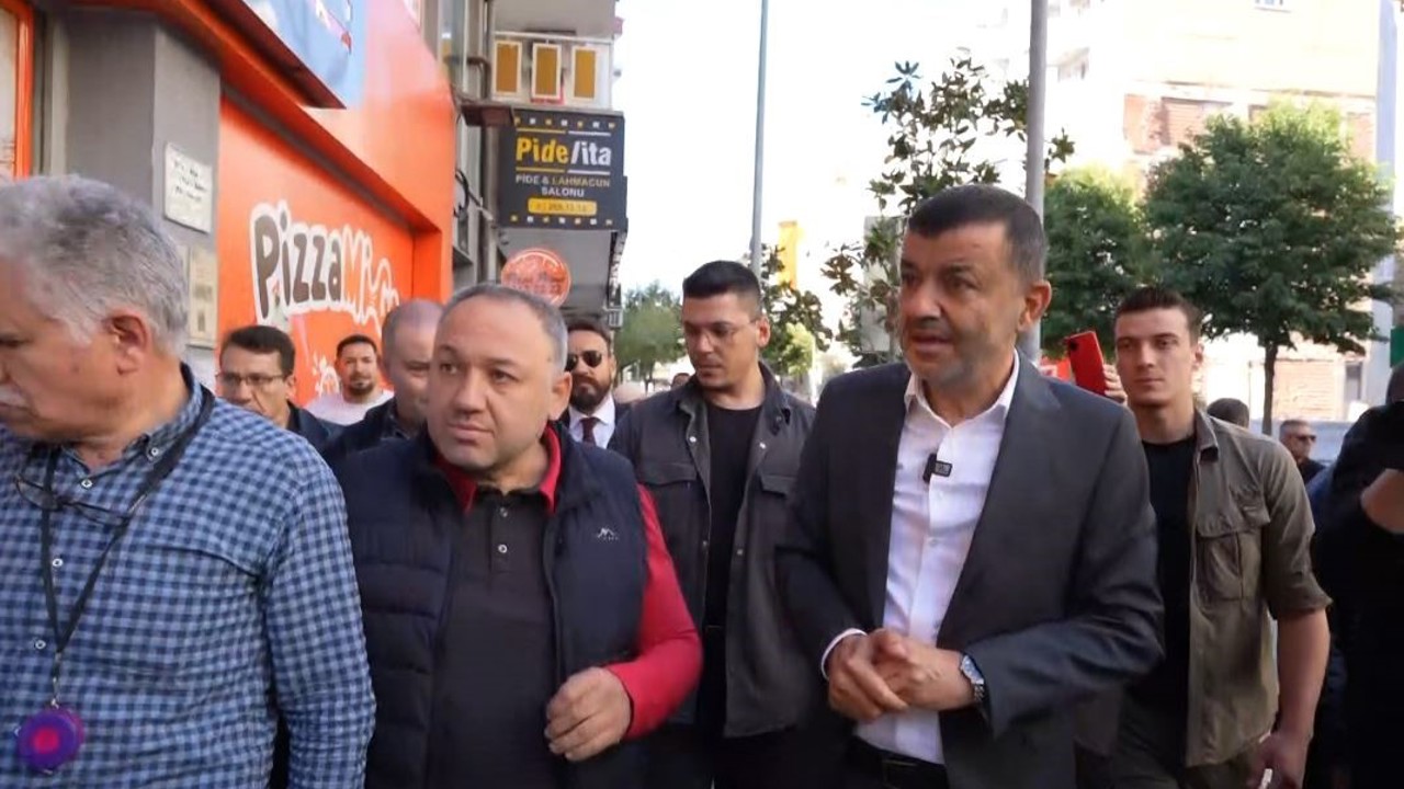 İstiklal Caddesini ziyarete giden Başkan Çavuşoğlu, esnafın tepkisiyle karşılaştı
