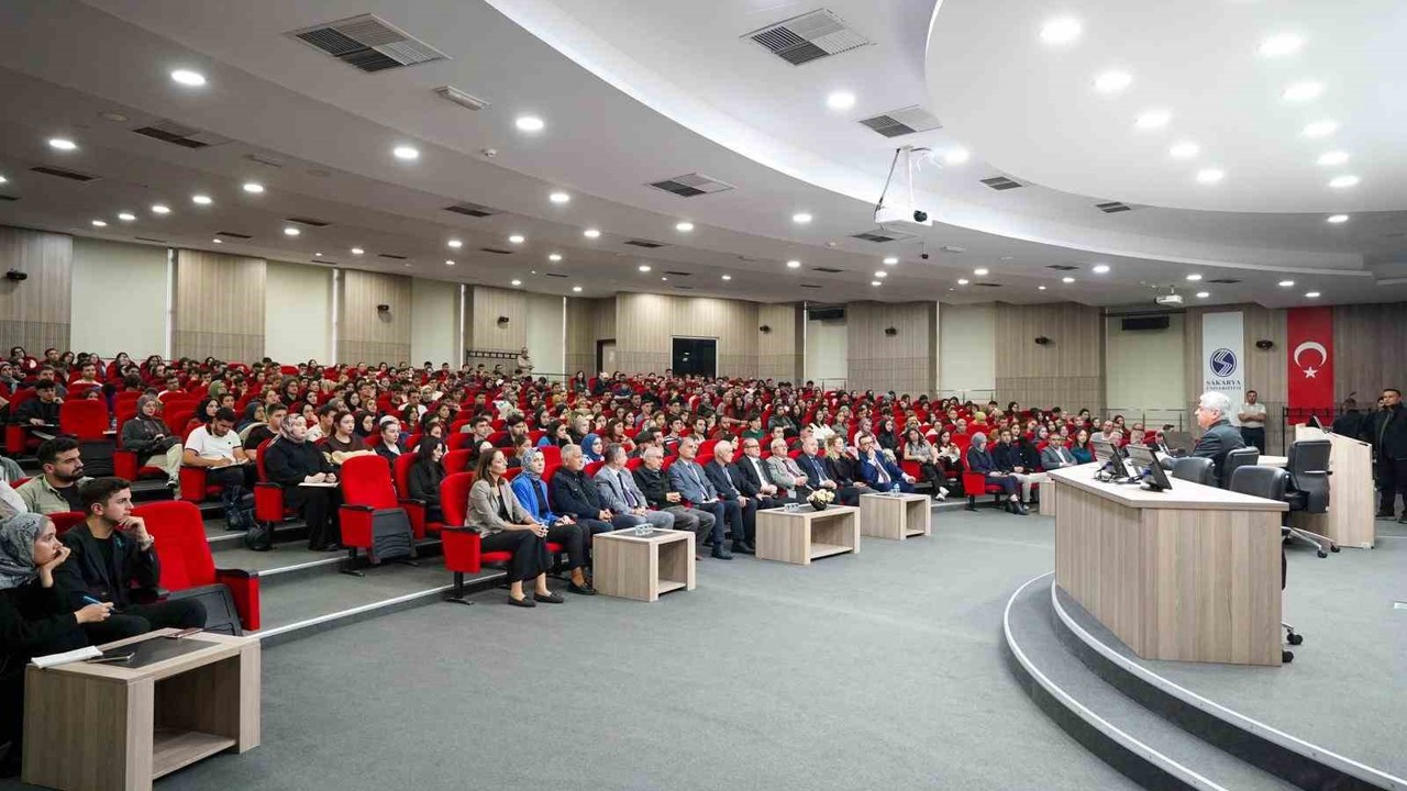 Vali Doğan, üniversite öğrencileri ile kariyer tecrübelerini paylaştı
