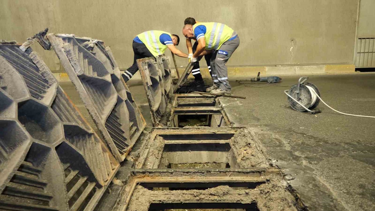ASAT’tan altgeçitlerde gece mesaisi: Yağmursuyu hatları temizleniyor
