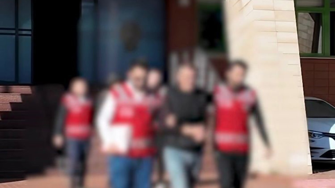 Isparta’da kendilerini kamu görevlisi gibi tanıtıp 45 bin dolarlık vurgun yapan şüpheliler tutuklandı
