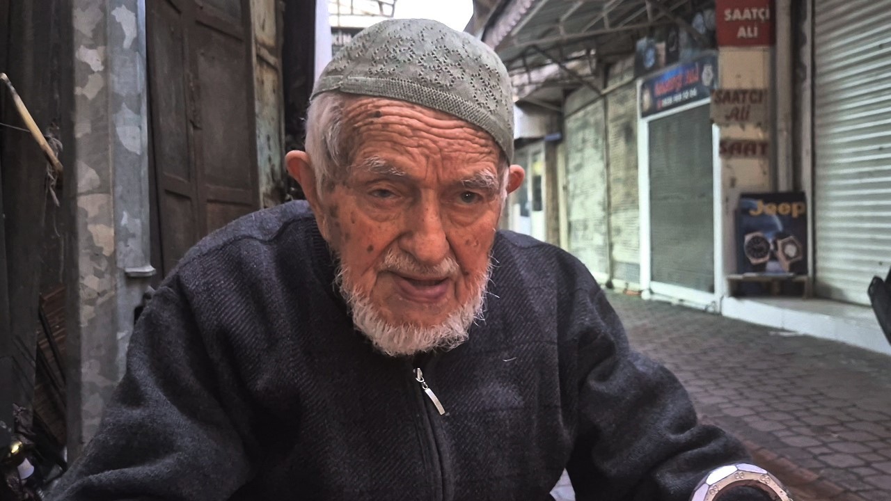 Asırlık çınardan gençlere tavsiye: "Paranızı dumana değil, fakire verin"
