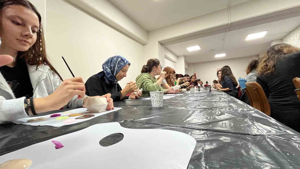 Muğla’da gençlerden yurt öğrencilerine seramik atölyesi

