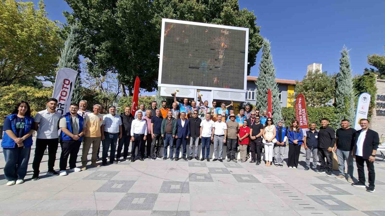Karapınar’da Uluslararası Yelkenkanat Şampiyonası ödül töreni düzenlendi
