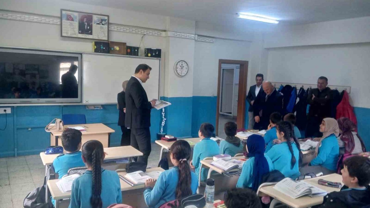 Aydıntepe Kaymakamı Bayram öğrencilerle derslere katıldı
