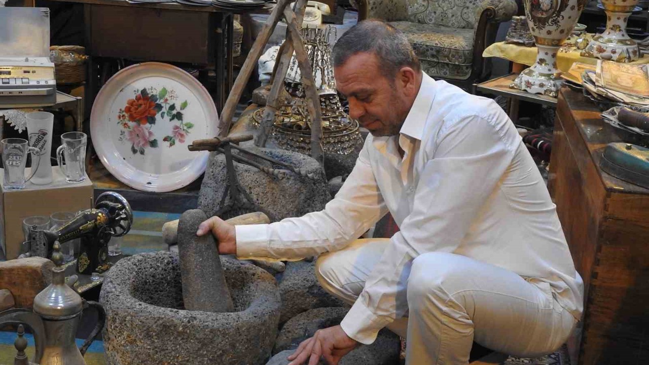Kilis’teki antikacı, sergilediği eşyalarla geçmişe ışık tutuyor
