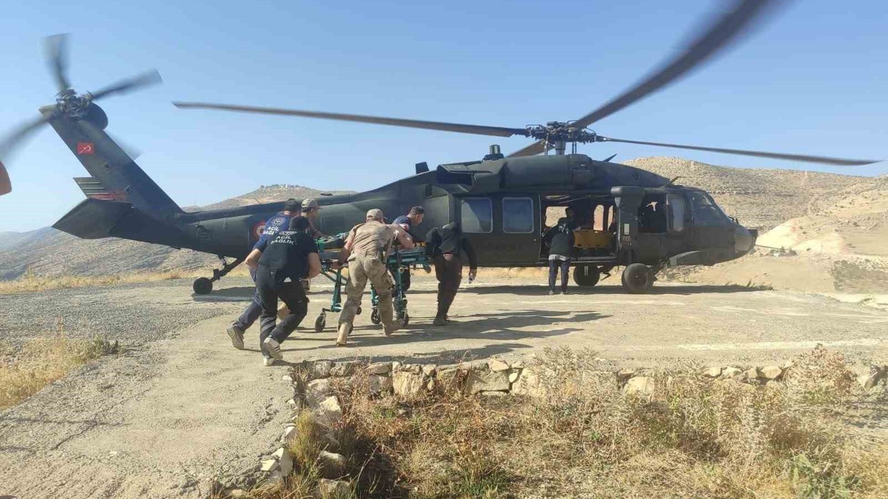 Siirt’te jandarma helikopteri, iş kazası geçiren vatandaşı hastaneye taşıdı
