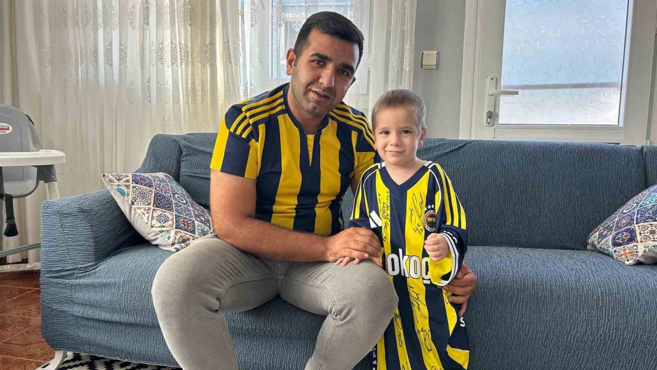14 ay süren mücadeleyle kanseri yenen Tamer Talha’ya imzalı Fenerbahçe forması hediye edildi
