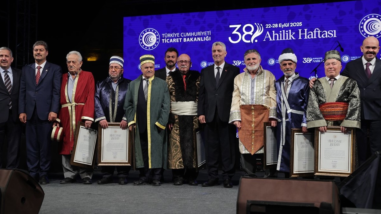Yarım asırlık süpürge ustasına ahilik beratı
