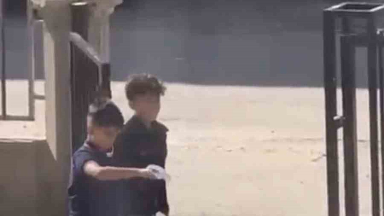 Mardin’de çocuklar çöp bidonuyla halay çekti
