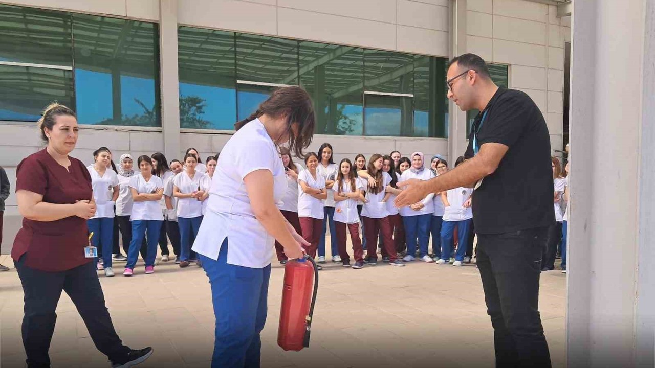 Nazilli Devlet Hastanesi’nde stajyer öğrencilere afet eğitimi
