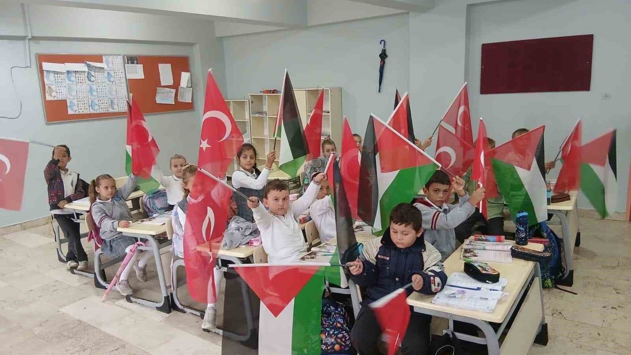 Balıkesir okullarında öğrencilerden Filistin’e destek
