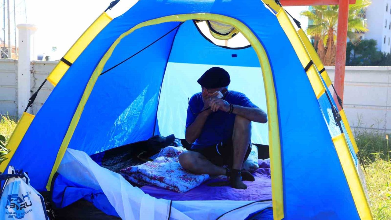 Kendisini bıçaklayıp uzaklaştırma alan eşini bankta yatarken görüp eve aldı, kendi evsiz kaldı
