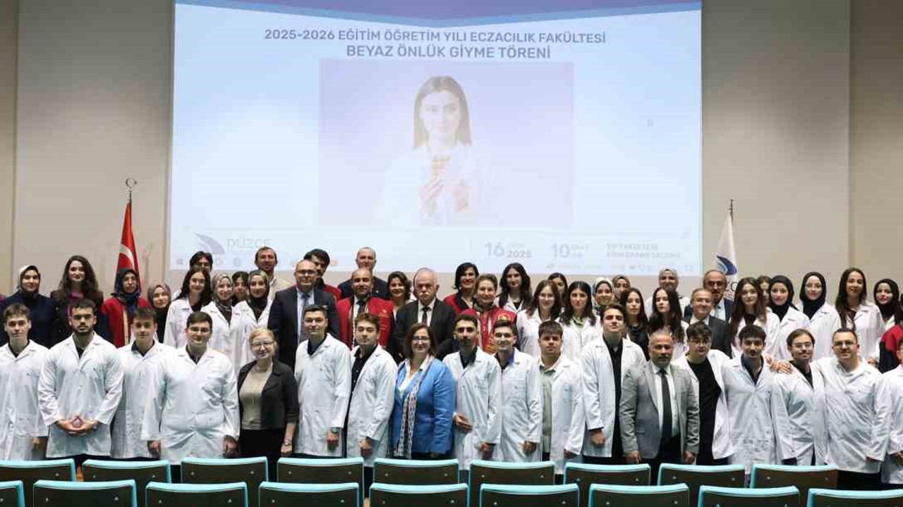 Öğrenciler beyaz önlüklerini giydi
