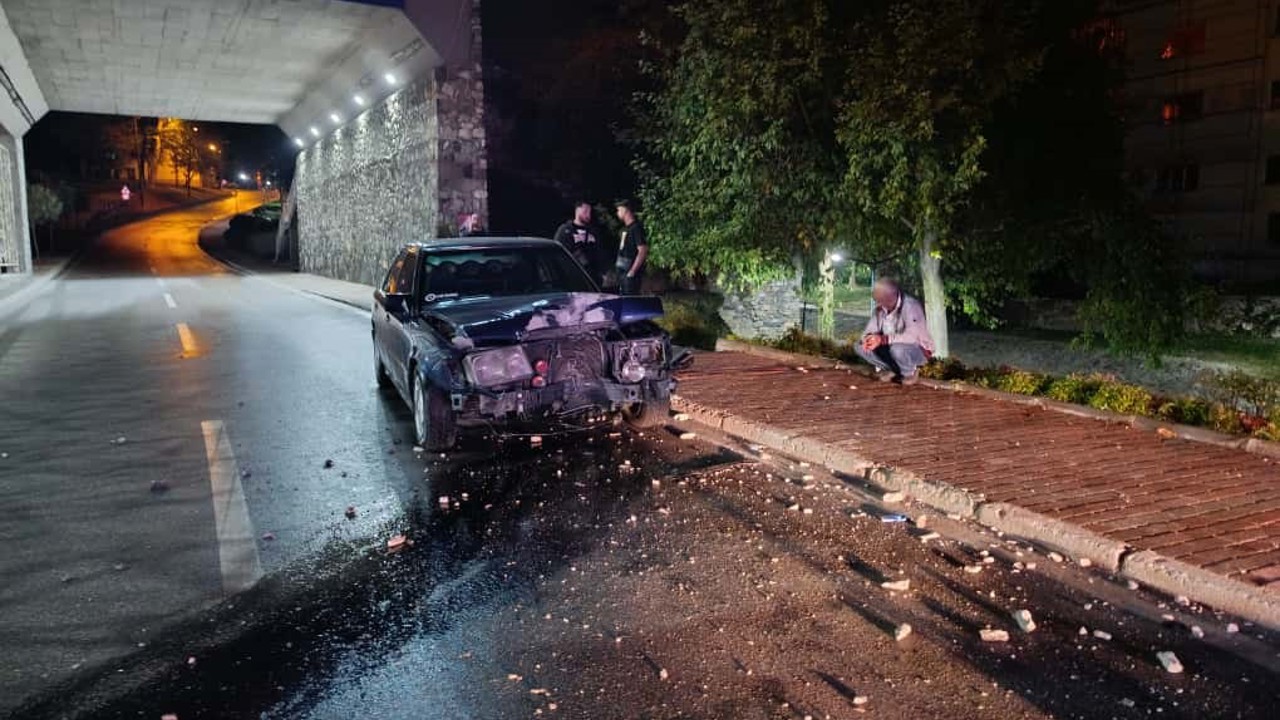 Bursa’da alkollü Mercedes araç sürücüsü, elektrik direğine çarpıp olay yerinden kaçtı
