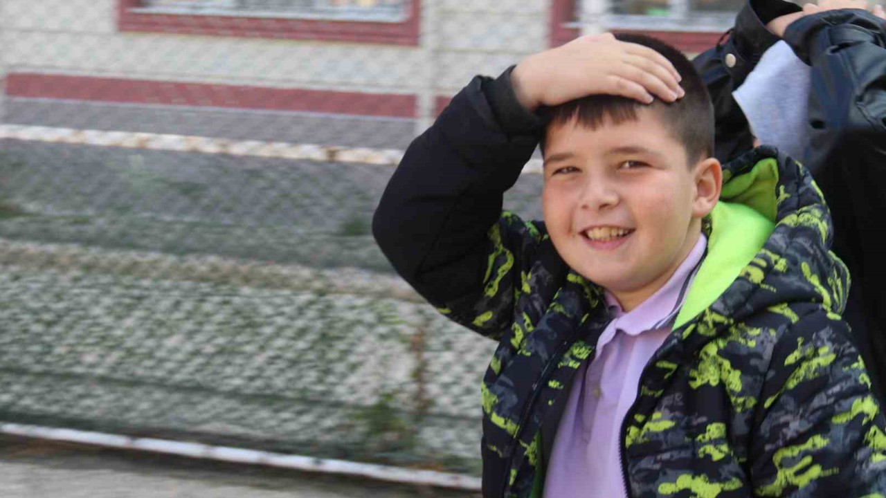 Deprem anında yapılması gerekenler öğrencilere uygulamalı olarak gösterildi
