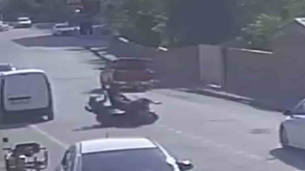 Motosikletlerin kafa kafaya çarpıştığı kazada 3 kişinin yere savrulduğu anlar kameraya yansıdı
