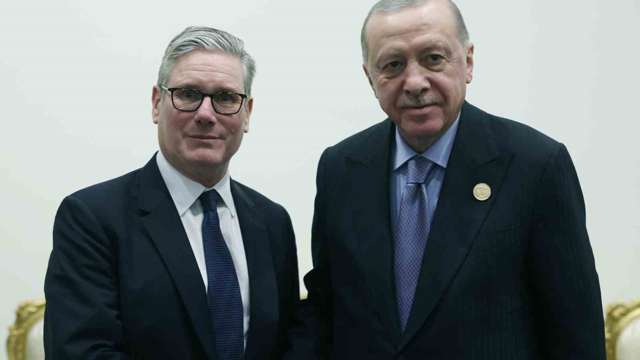 Cumhurbaşkanı Erdoğan, Mısır’da İngiltere Başbakanı Starmer ile görüştü
