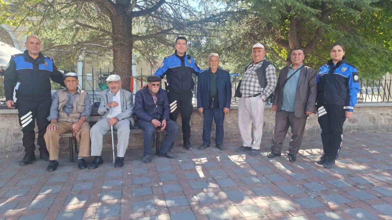 Polislerden yaşlı vatandaşlara ziyaret
