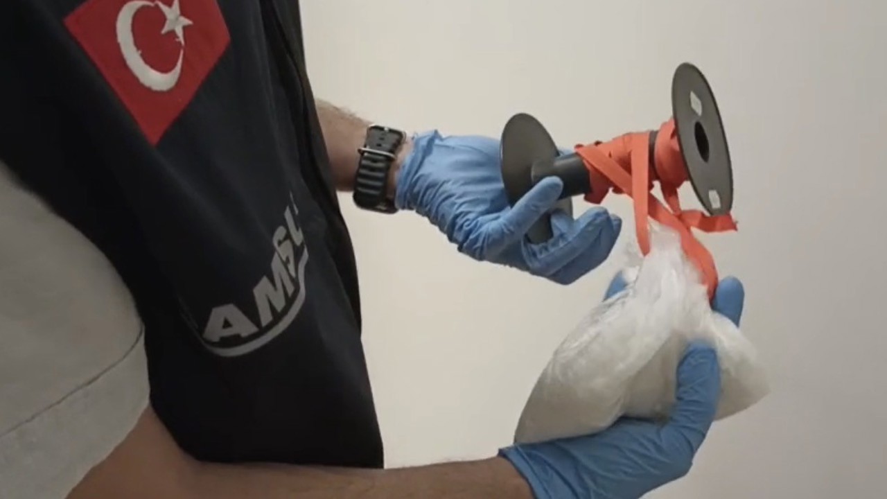 Polis, iplik rulolarının içine zulalanmış uyuşturucuyu ele geçirdi
