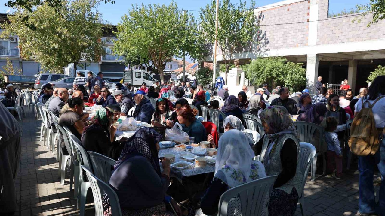 Köyün gençleri ve ihtiyar heyeti, tüm köyü aynı sofrada topladı
