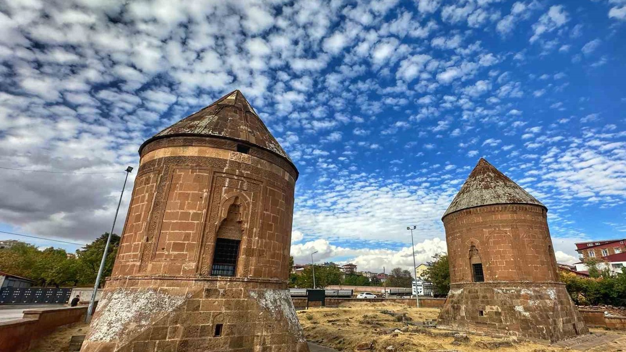 Ahlat’ta bulutlar ve tarihi kümbetler görsel şölen oluşturdu
