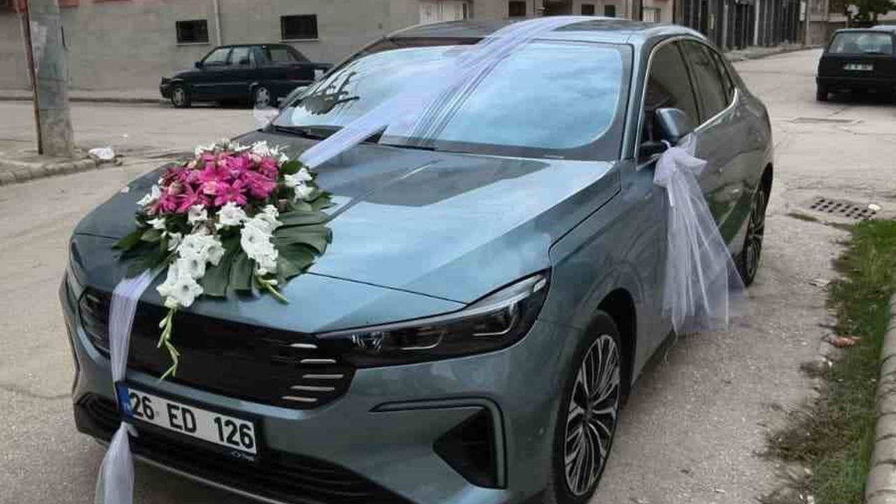 Gelin arabası yapılan Togg ilgi odağı oldu
