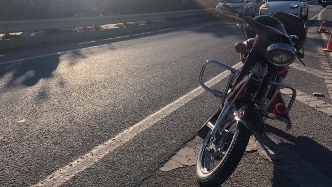 Hafif ticari araca çarpan motosikletin sürücüsü yaralandı
