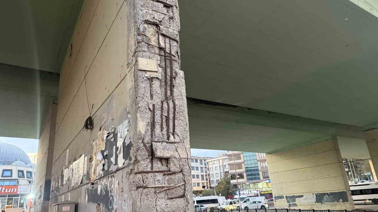 Esenyurt’ta betonları dökülen köprü tehlike saçıyor
