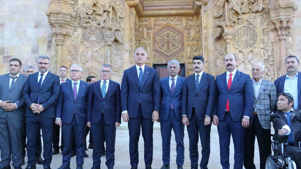 Bakan Ersoy, Divriği Ulu Camii ve Darüşşifası’nı ziyaret etti, tescilli Divriği pilavından tattı
