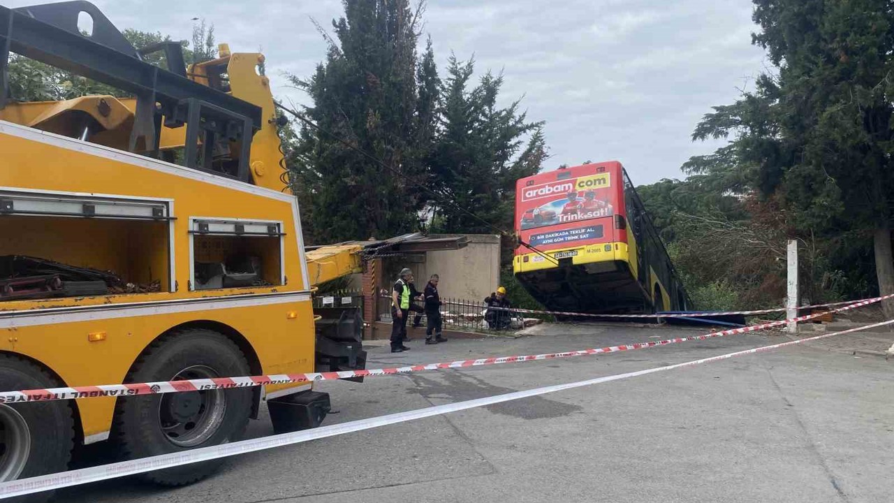 Üsküdar’da el freni çekilmeyen İETT otobüsü sitenin duvarını yıktı
